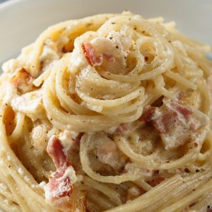 Sajtos-tejfölös spagetti pirított baconnel