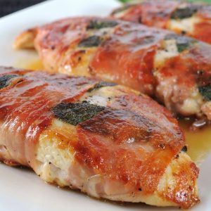 Baconbe tekert csirkemell csíkok salátaágyon
